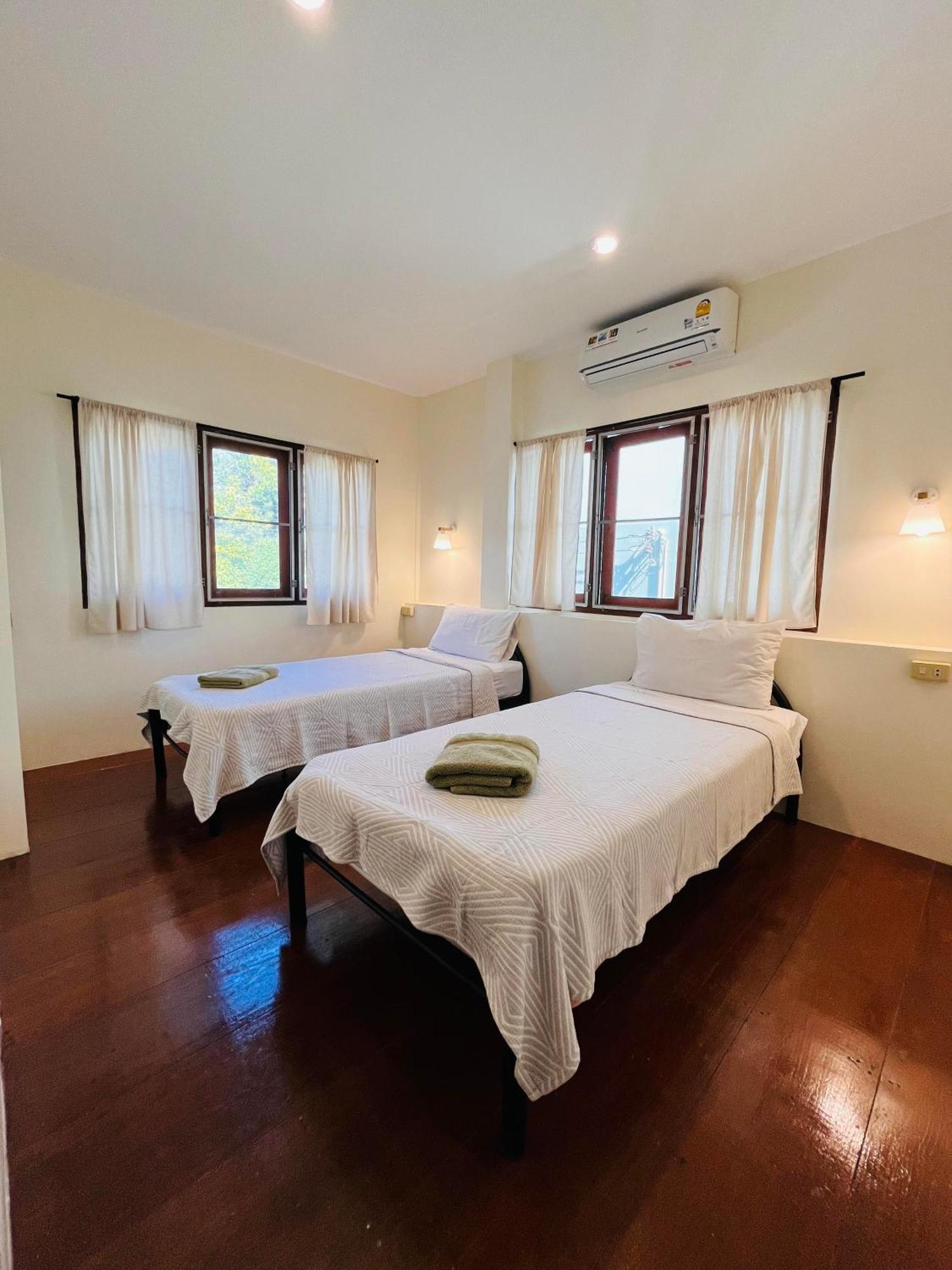 Number 4 Old Town Hostel Chiang Mai Bagian luar foto