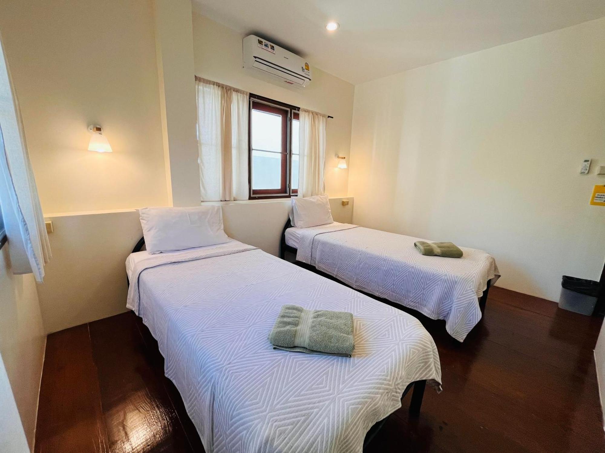 Number 4 Old Town Hostel Chiang Mai Bagian luar foto