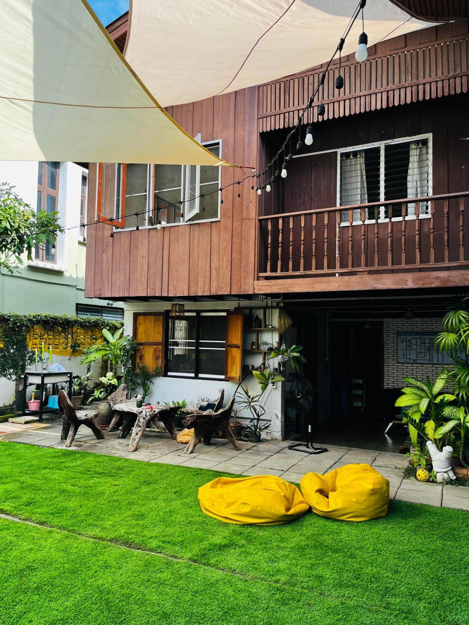 Number 4 Old Town Hostel Chiang Mai Bagian luar foto
