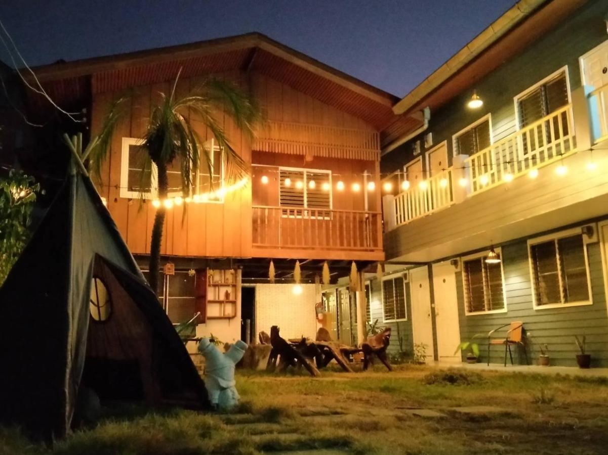 Number 4 Old Town Hostel Chiang Mai Bagian luar foto